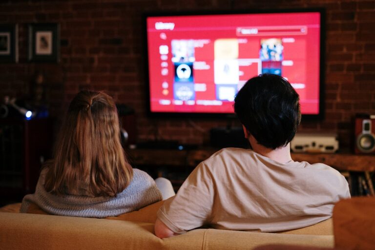 Smart TV 32 Inch Terbaik Tahun 2024 - Photo by cottonbro studio: https://www.pexels.com/photo/couple-love-sitting-evening-4009409/