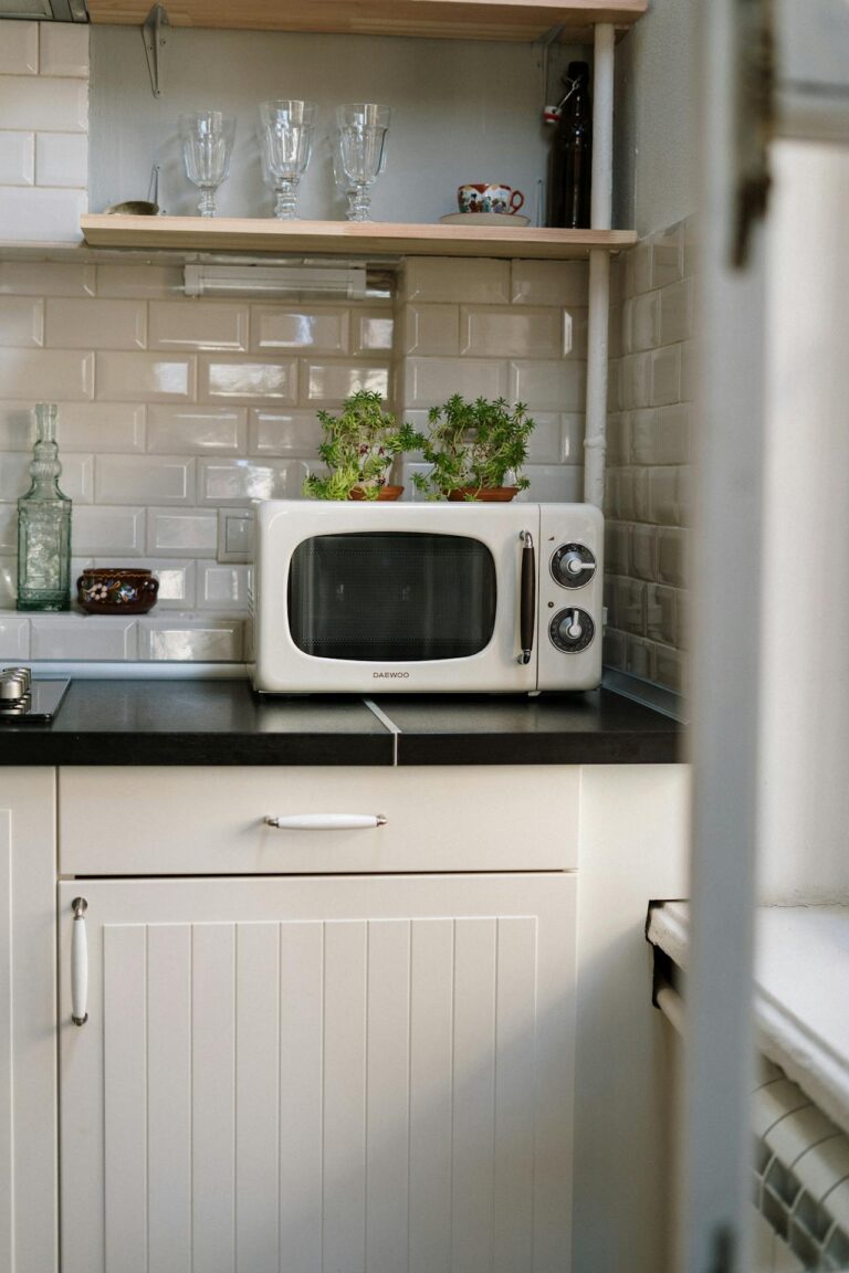 Ketuhar Gelombang Mikro Photo by cottonbro studio: https://www.pexels.com/photo/silver-microwave-oven-on-white-wooden-cabinet-4686822/