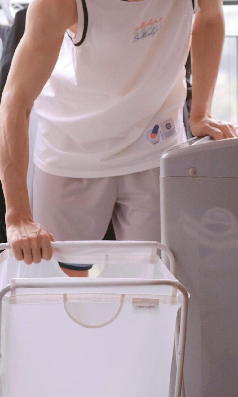 Mesin Basuh Top Load 8kg Terbaik Pilihan Ramai di Malaysia Tahun 2024 - Photo by chen pincheng: https://www.pexels.com/photo/a-person-doing-laundry-chores-11527859/